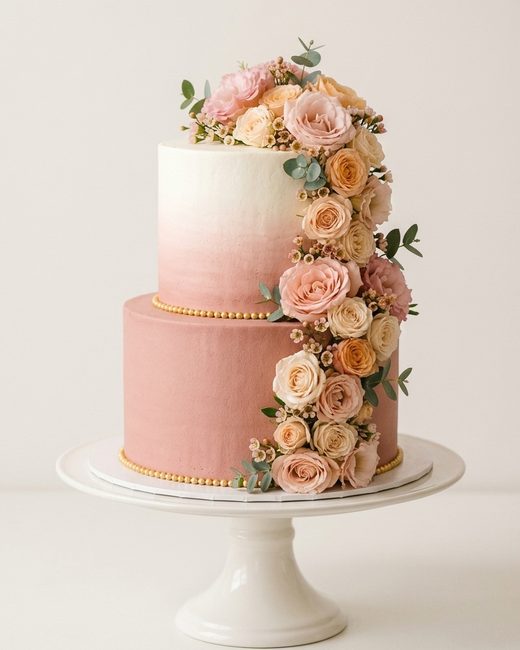 Bolo de dois andares com flores